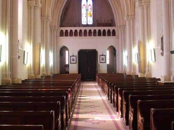 Église St Médard - Cheviré le rouge