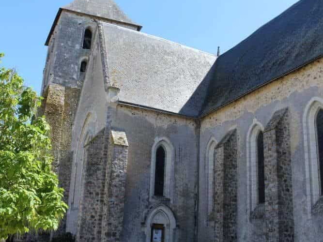 Église St Médard - Cheviré le rouge