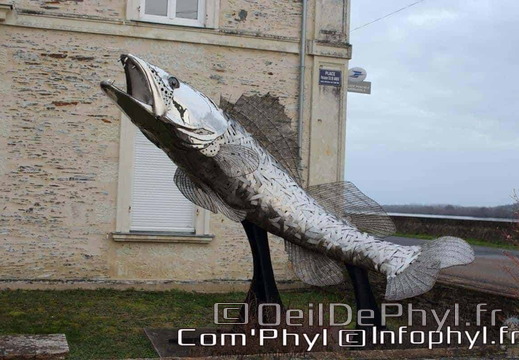 Sculpture du poisson d'argent