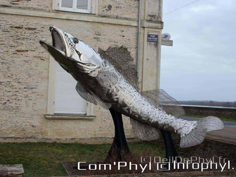 Sculpture du poisson d'argent