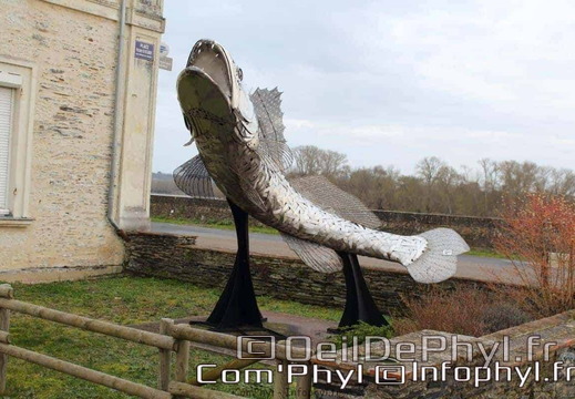 Sculpture du poisson d'argent