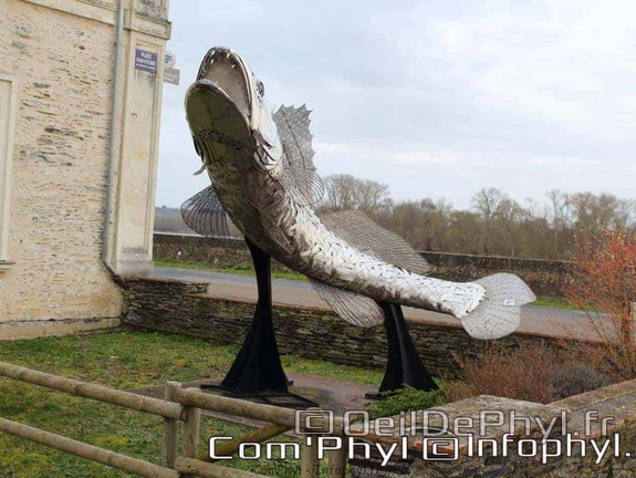 Sculpture du poisson d'argent