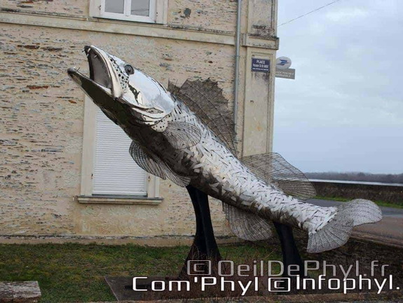 Sculpture du poisson d'argent